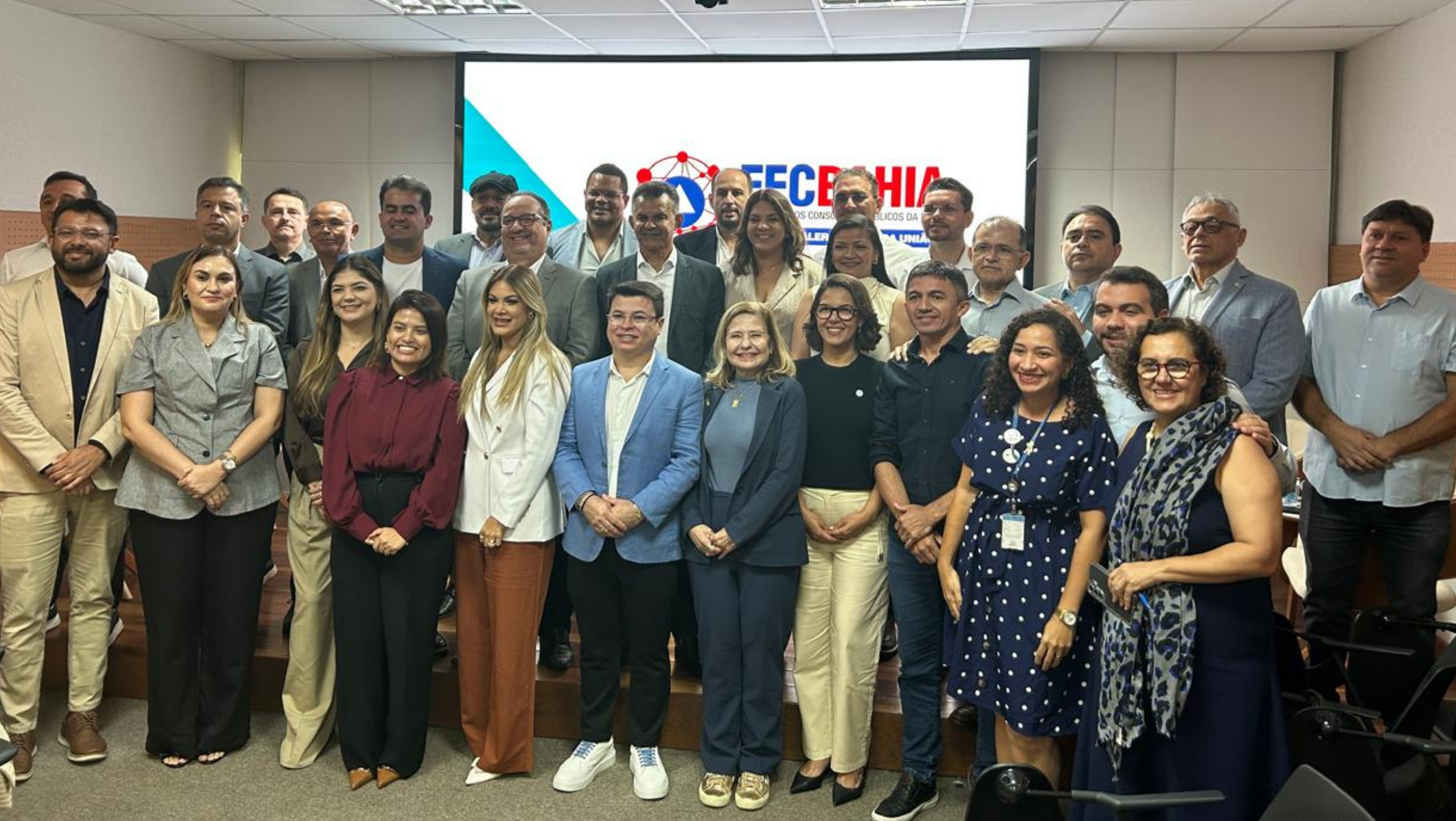 Agace integra comitiva do Ceará em agenda institucional na Bahia para troca de experiências sobre consórcios públicos